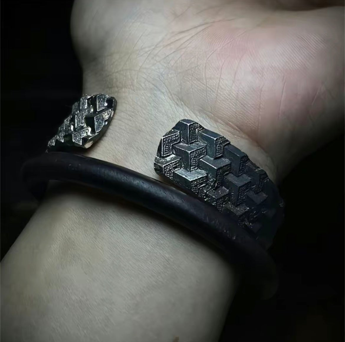 Iron Guard Cuff - DAO&NATURE